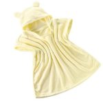 Bébé enveloppé dans un poncho doux