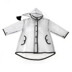 enfant sous poncho de pluie