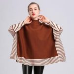 Tenue élégante avec poncho rayures