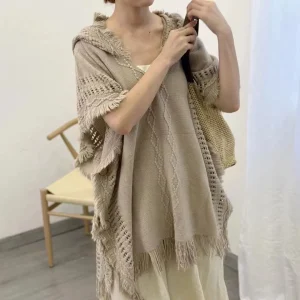 Cape poncho à capuche en crochet